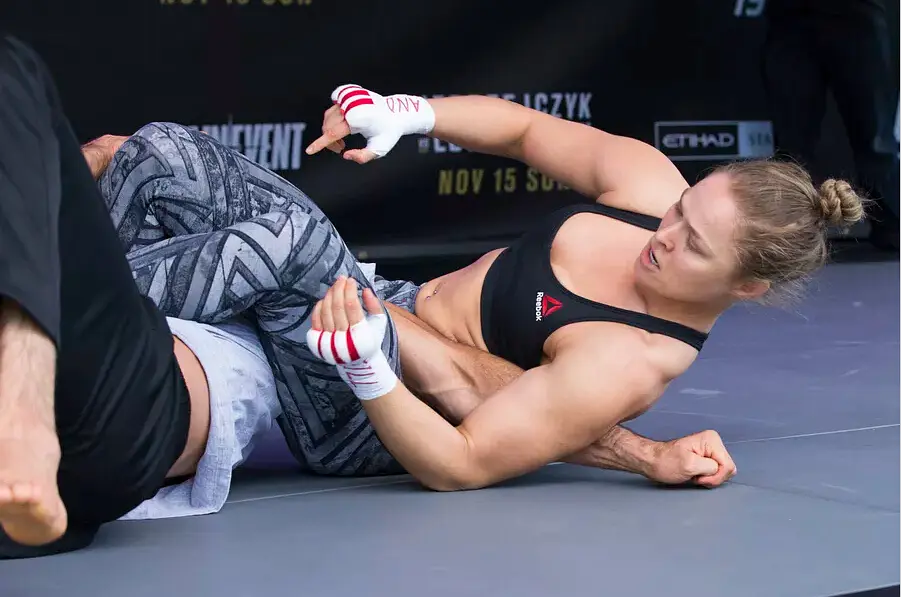 强悍的隆达罗西在《敢死队》和《速度与激情》中的表演被观众认可