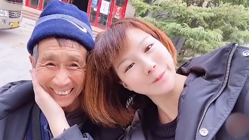 50岁拾荒老人养育遗弃女婴，如今女儿卖掉公司，买房车带父亲旅游