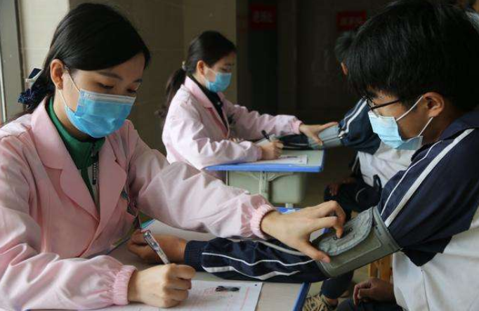 高考体检时，学生要全部脱光？高三党被吓坏，医生：我也不想看