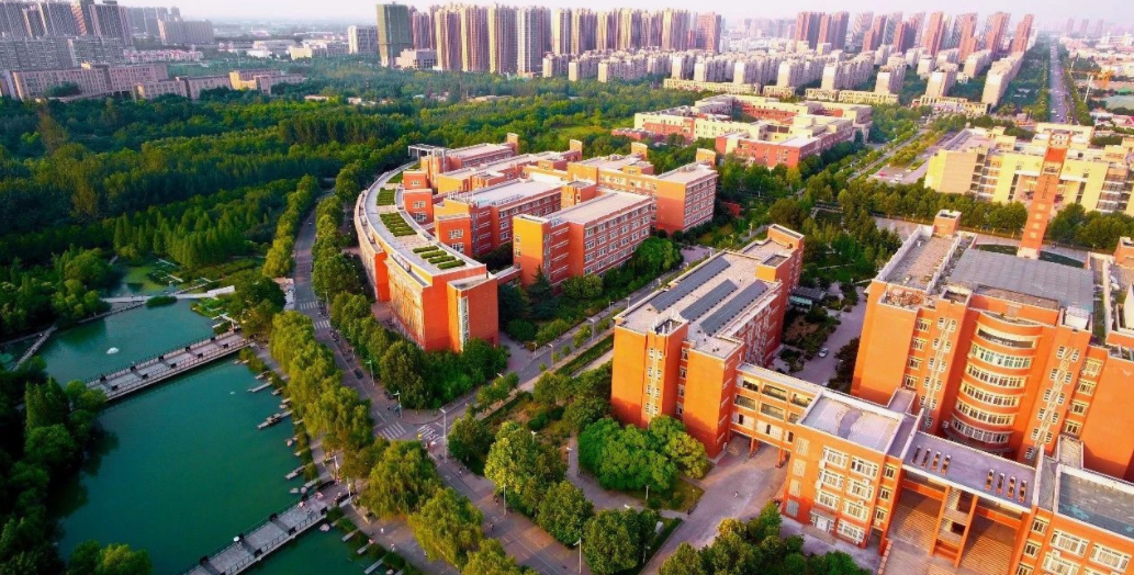 一所大学不仅有独立的地铁站，还坐拥24个食堂，考上的学生有福了