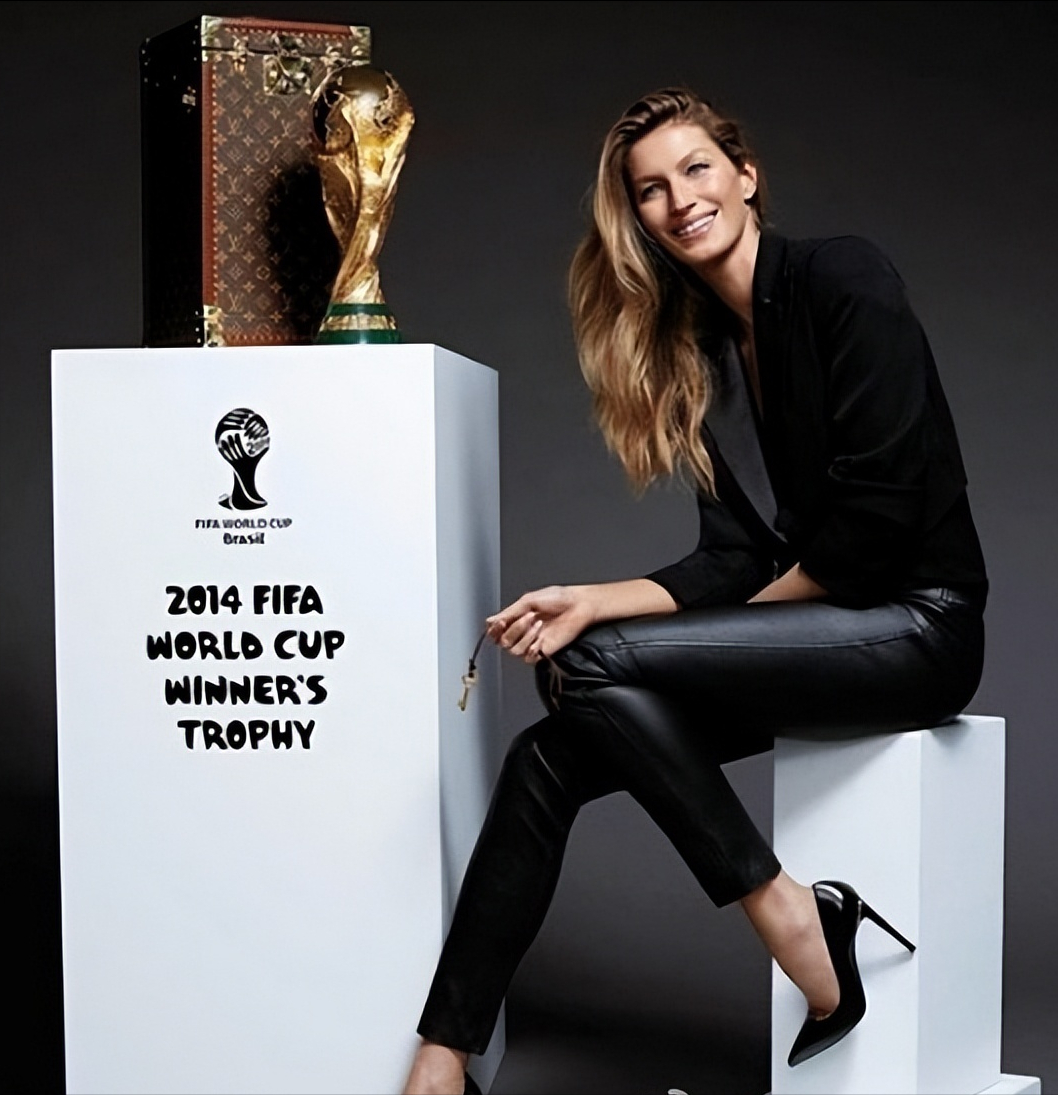 吉娘娘2014年世界杯（超模也爱足球，34岁吉娘娘、36岁水果娜，助阵本国世界杯开幕式）