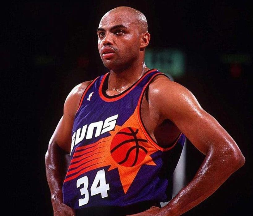 该动手就动手,绝不客气,每一拳都力量十足,他和兰比尔发生过冲突,把