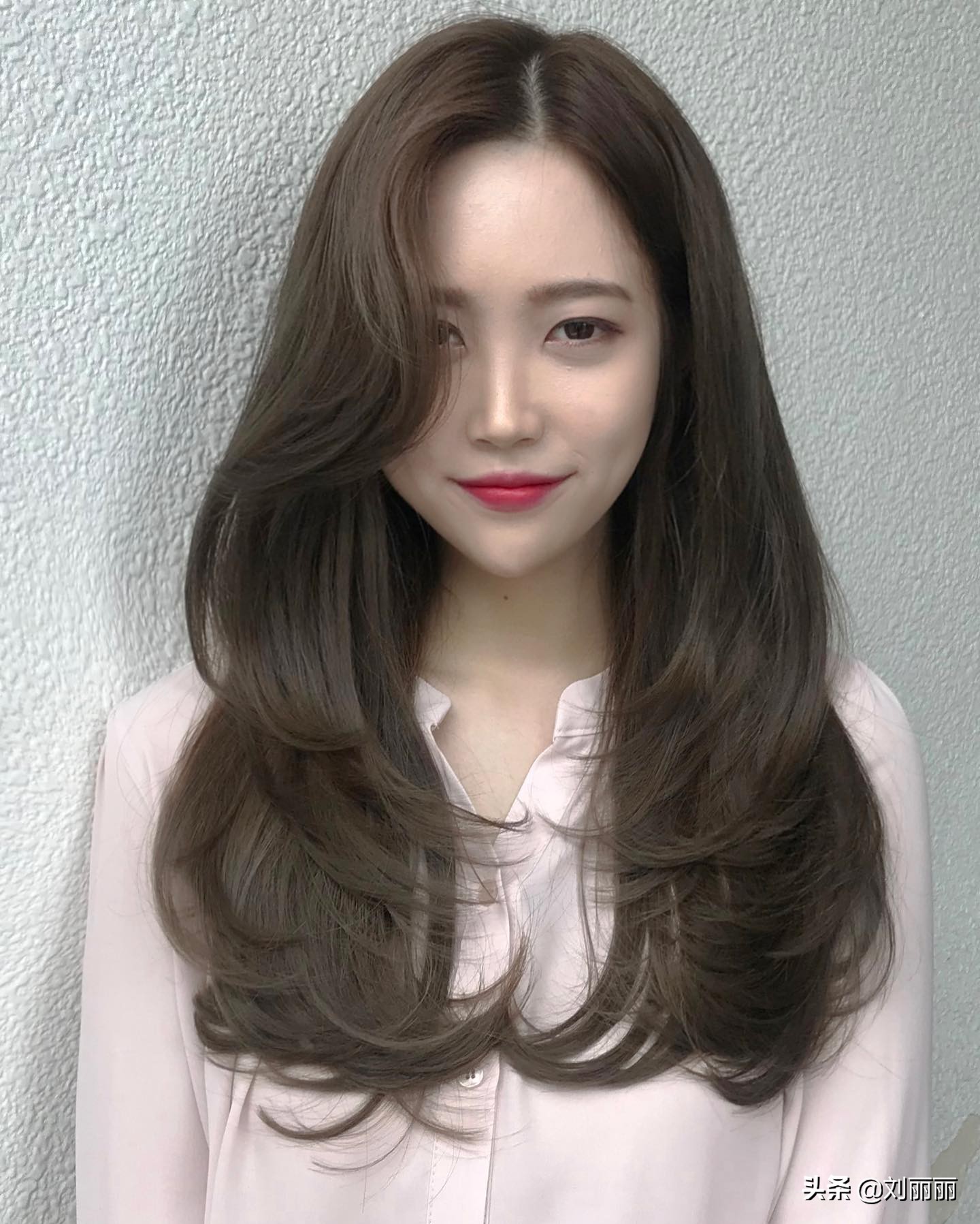 长发在很多人的印象当中都是特别的温柔,如果搭配合理的裁剪和烫发