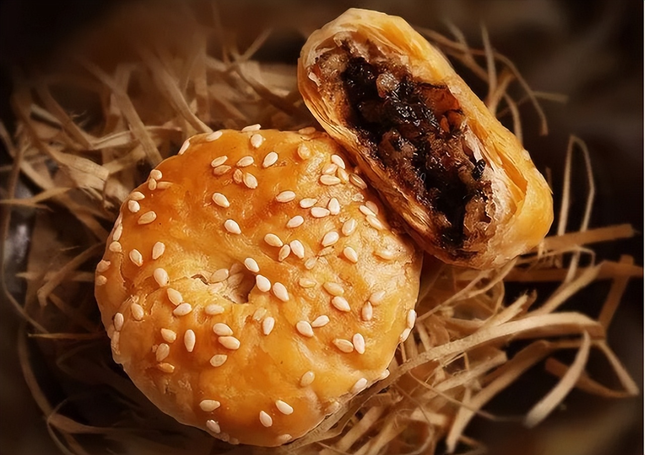 黄山烧饼又叫蟹壳黄烧饼,是来自安徽黄山市的一道传统名吃,这种烧饼