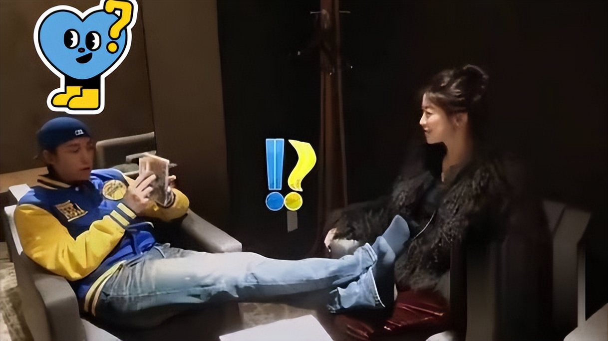 陈楚河在节目中把脚放在朱珠腿上,网友怒斥:没礼貌没教养