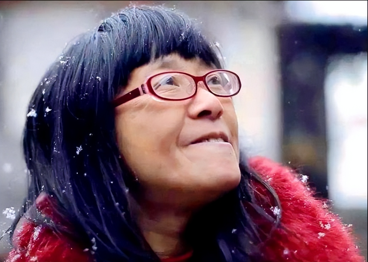 诗人余秀华：好不容易脱离苦海，转身又跳进火坑，图啥呢