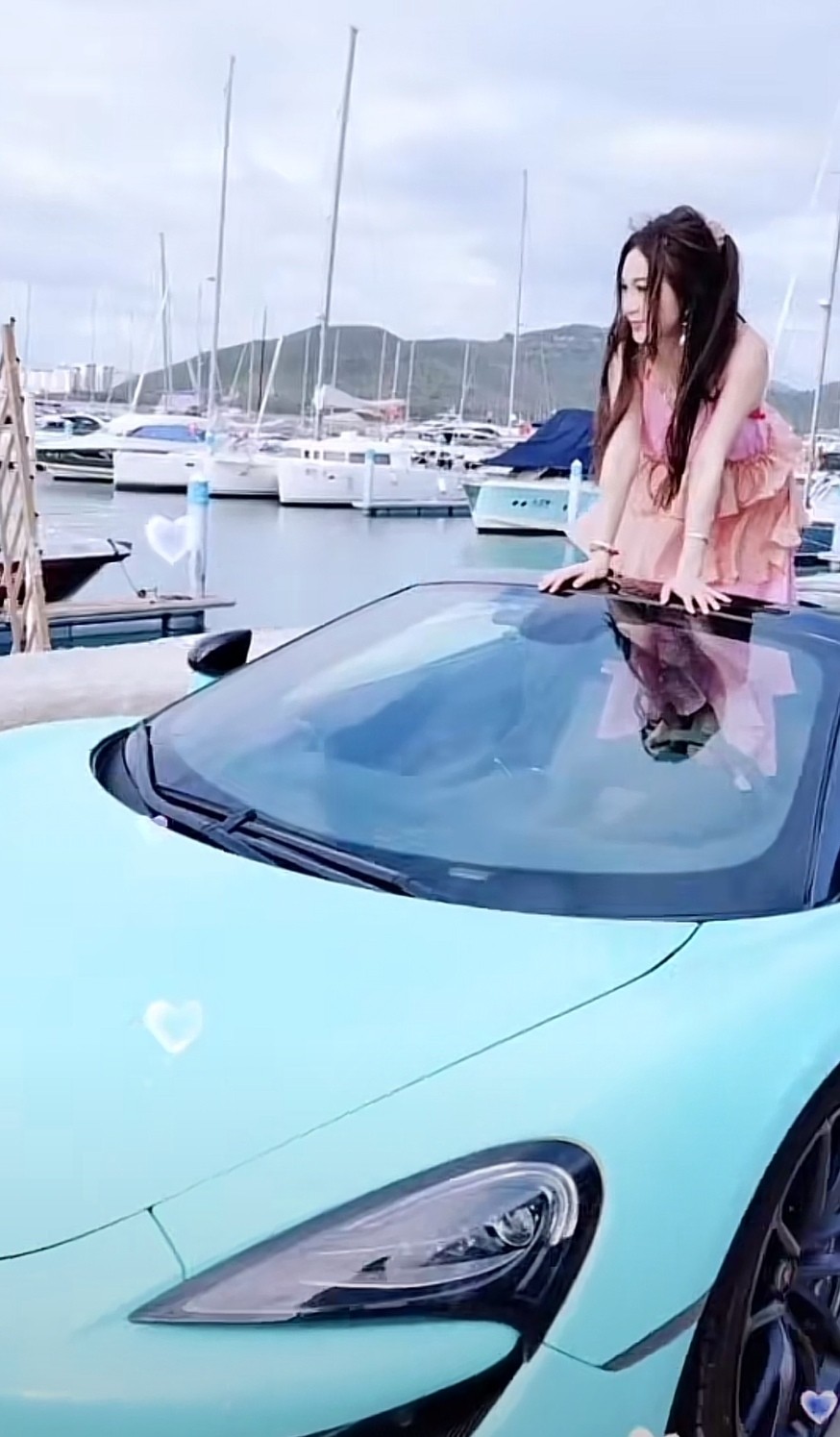 55岁温碧霞近照好嫩，站豪车上凹造型像少女，穿长裙164身高像150