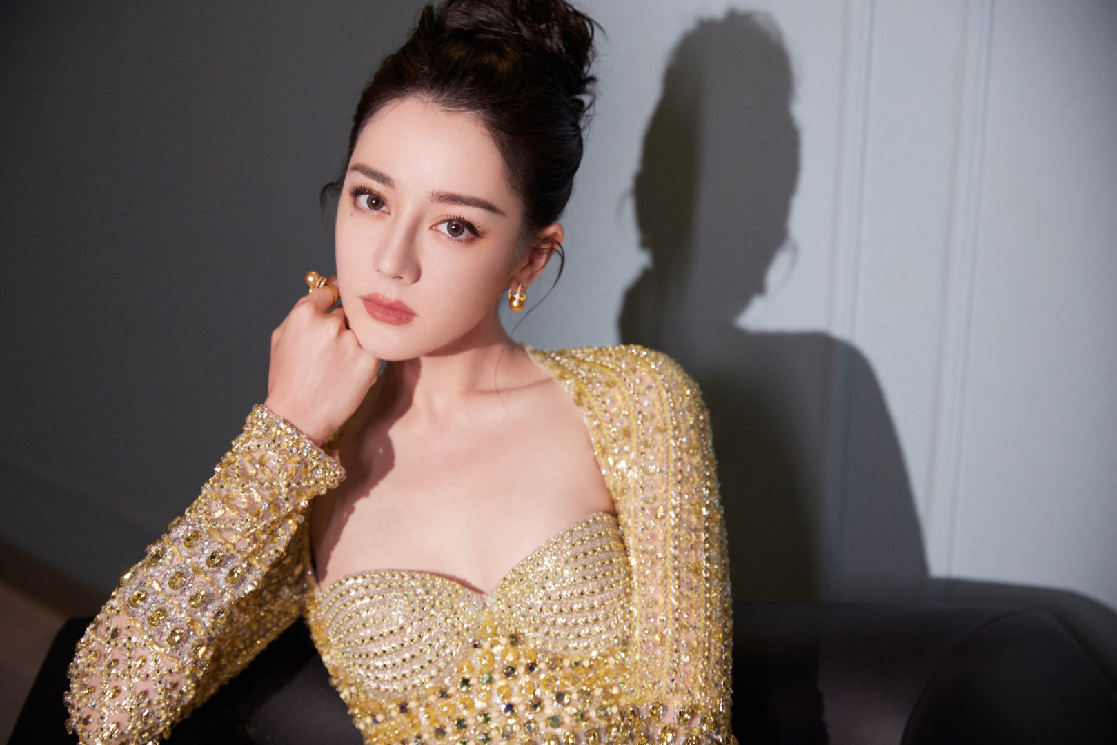 迪丽热巴身着高定出席活动,金色战袍气质迷人,比模特更美艳