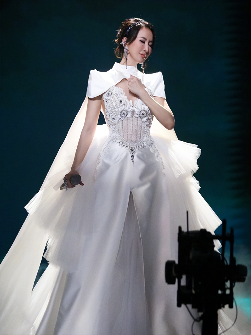 《声生不息》新舞台，李玟穿婚纱唱《天若有情》，致敬刘德华电影