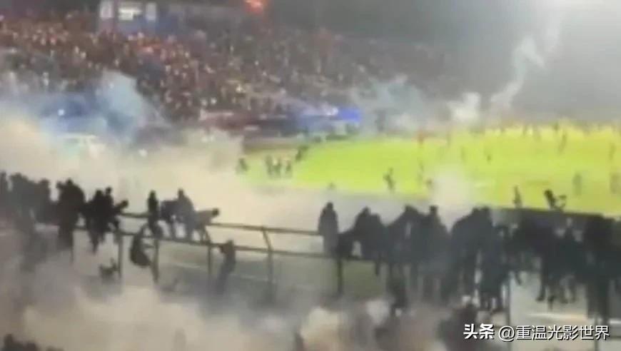 足球打球迷(印尼足球比赛发生骚乱，严重球迷冲突已导致129人死亡，令人悲痛)