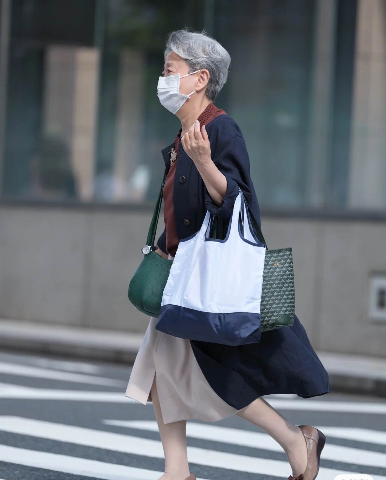 日本街头的奶奶也太会穿了，简单大方不失精致感，比年轻人还气质