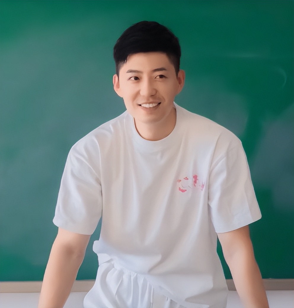 吉林一大学男教师走红，身高190身材如男模，堪称行走的招生简章