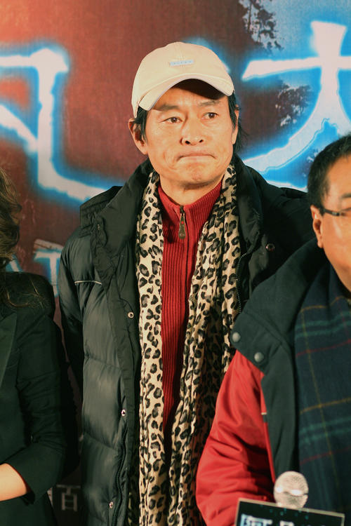 方舒:一婚嫁陈国星,二婚嫁小10岁屠洪刚被抛弃,今65岁苍老难辨