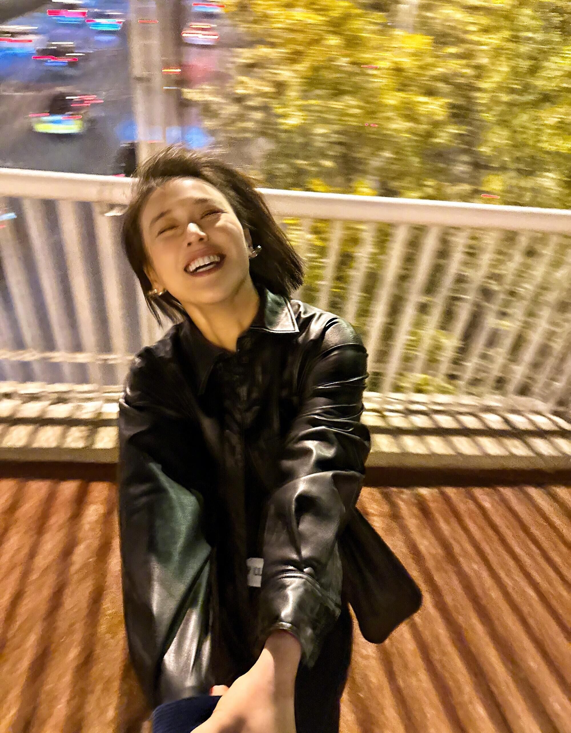 马思纯瘦下来真的太美了!穿"皮衣"还能看见一堆褶皱,真时髦