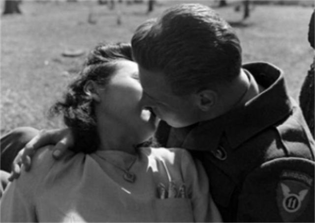 日本烟花女子74岁高龄仍站街，60年不间断拉客，却备受日本人尊重