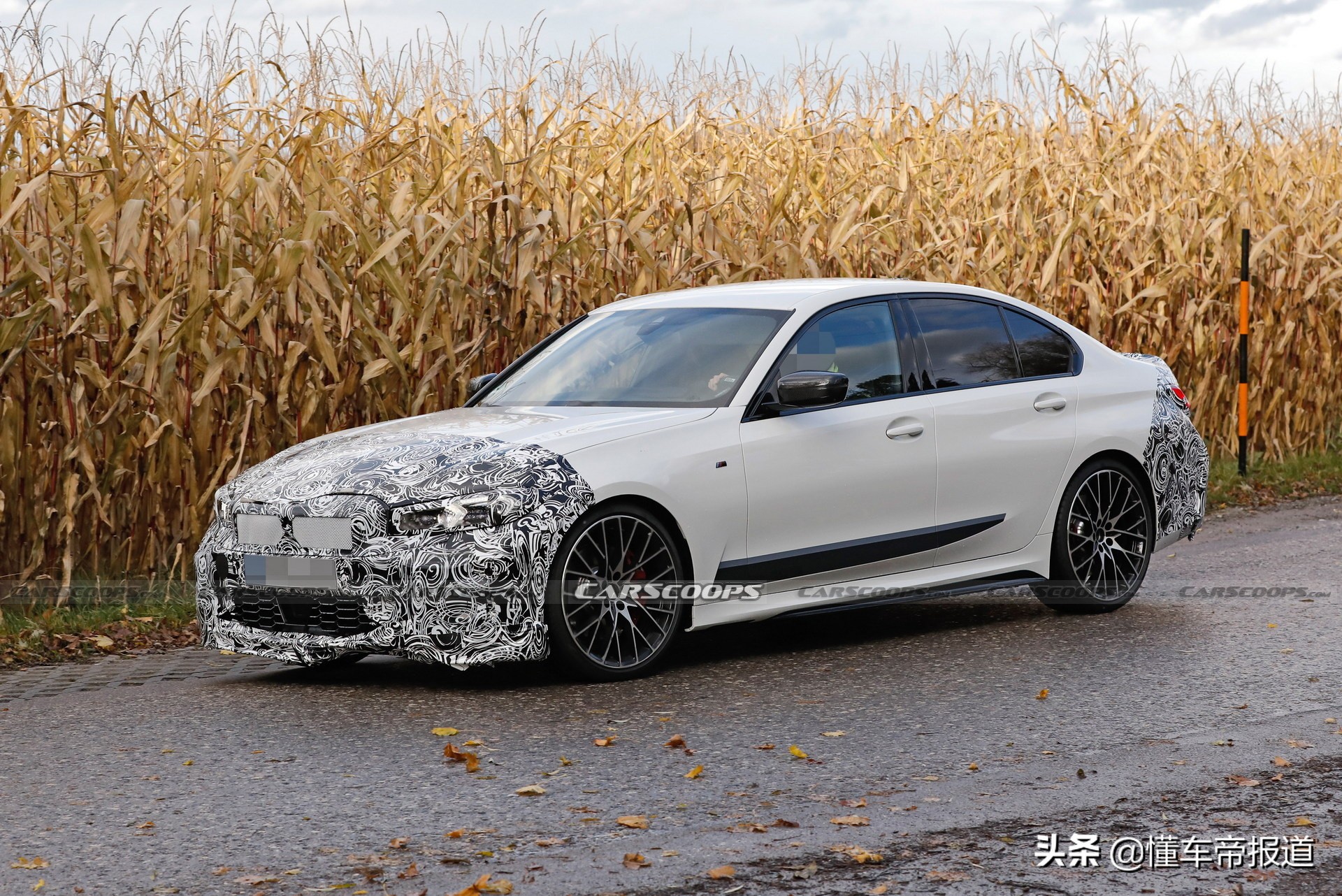 新车 | 换装“双联屏”，竞争奔驰C级！宝马新款3系最新谍照曝光