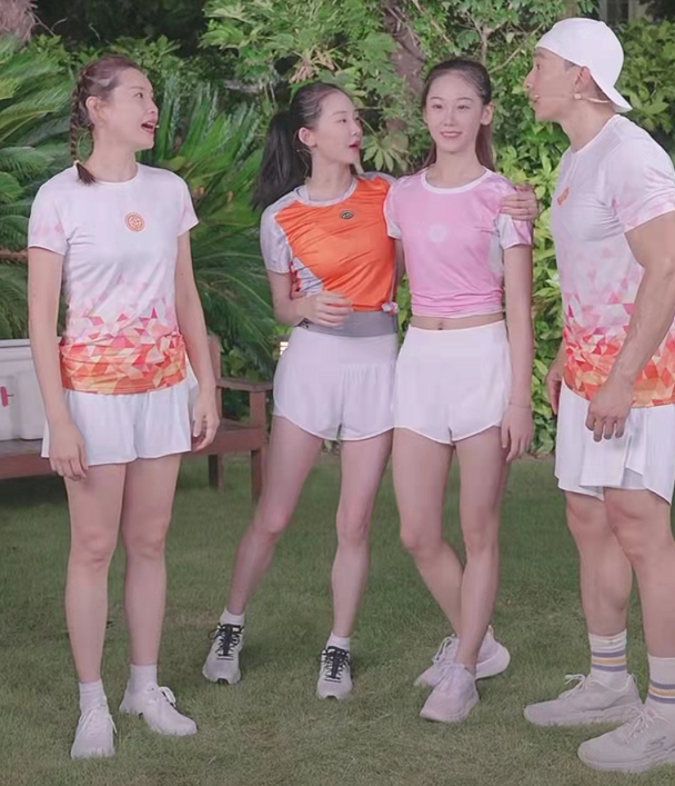 我第一次见带着老婆一起加盟的(郑恺夫妇加盟刘畊宏直播，苗苗生二胎后亮相，着老颇有一种龇牙咧嘴的架势，产后三个月恢复如初)