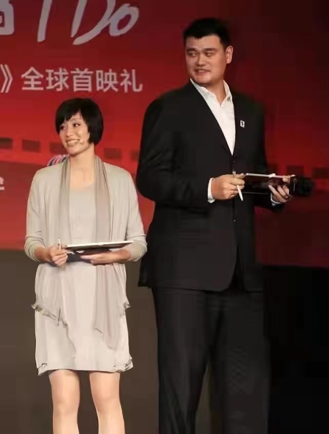 姚明夫妇罕见合体，素色连衣裙风格简约，但和西装搭配未免太普通