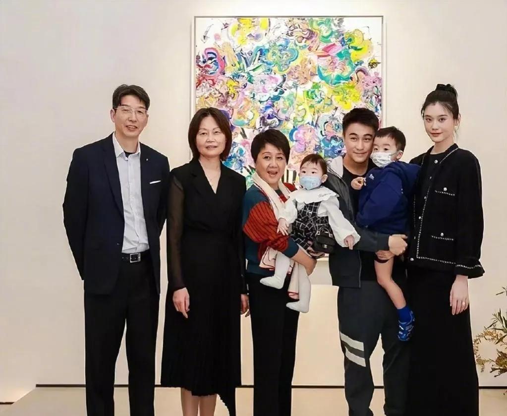 奚梦瑶和老公何猷君参加宴会,衣服宽松显孕味,疑似已怀上第三胎