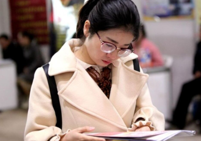 河大公布辅导员拟聘名单，清一色名校博士，看到薪资后却理解了