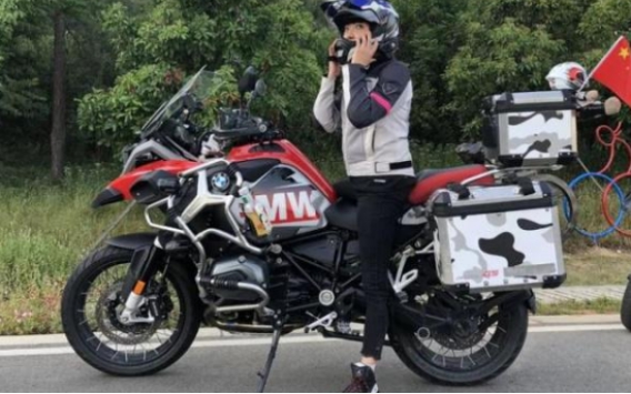 19年，南京44岁单亲妈妈，骑机车去欧洲看望女儿，93天穿越25国