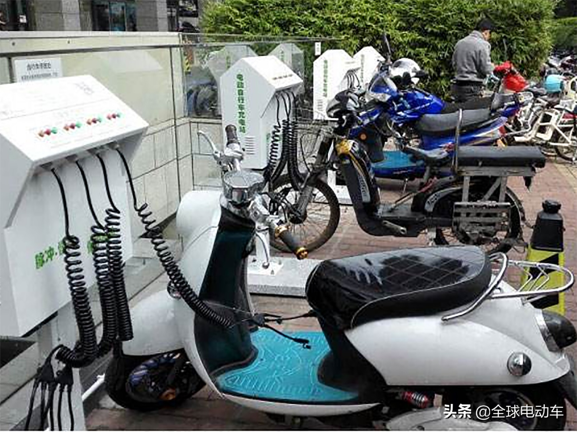电动车充不上电但充电器亮绿灯？原因及解决方法解析