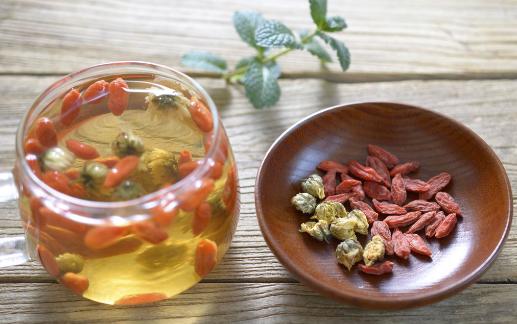 既能养肝阴,又能养肾阴,现在很多人流行枸杞和菊花茶,原因就是菊花也