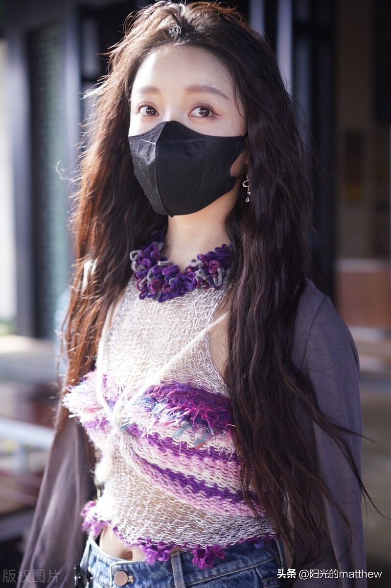 街拍：姜贞羽长发飘逸时尚亮丽，遇粉丝热情打招呼