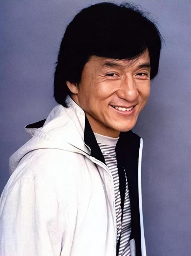 在成龙入行的几十年里,他不止在一档节目中表达爱国情怀.