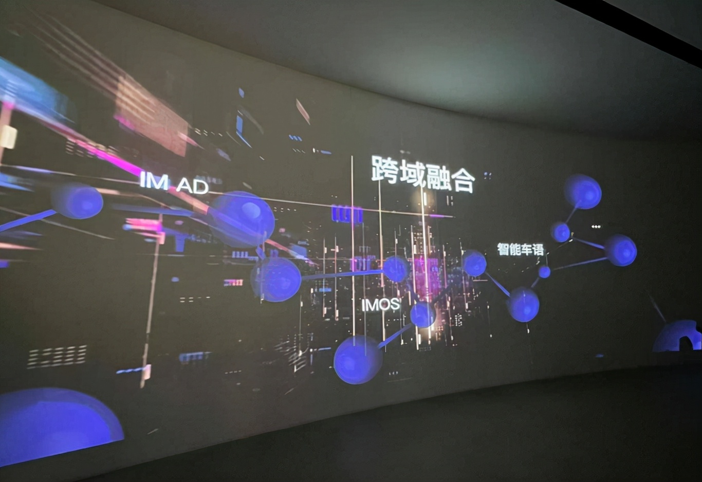 颠覆车灯的传统意义，智己L7 智能车语带领车灯走进智能新时代
