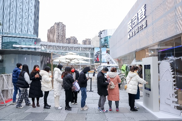 波司登限时快闪店登陆成都万象城 展示全球领先风采