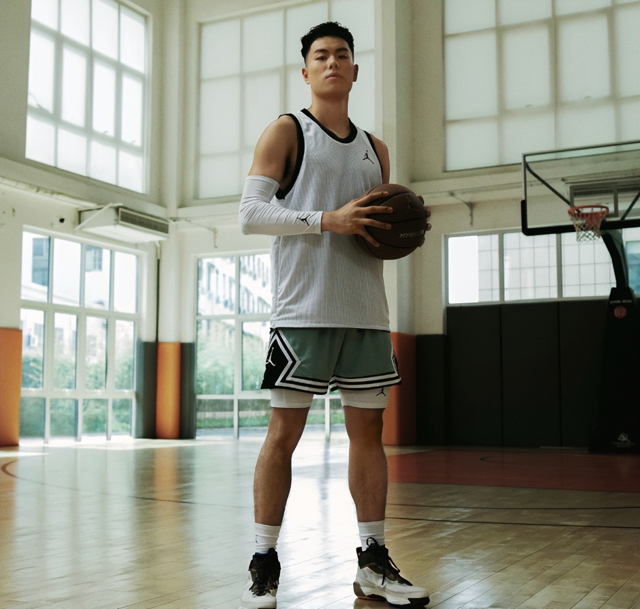 阿迪达斯代言人中国（胡明轩签约阿迪遭抵制，李添荣签约乔丹送祝福，球迷为何双标？）