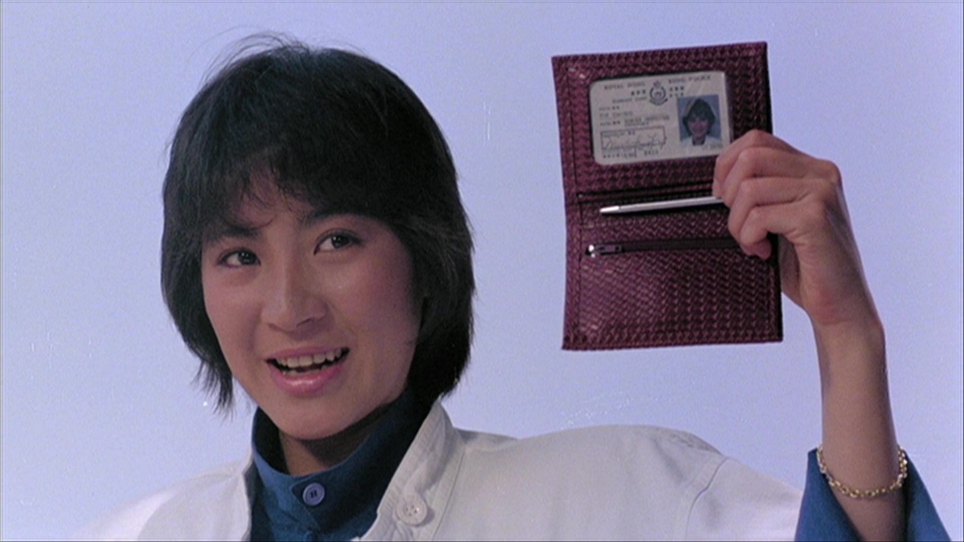 她是《皇家师姐》里的女高级督察吴洛茜,凭借此片行云流水的打戏获得"