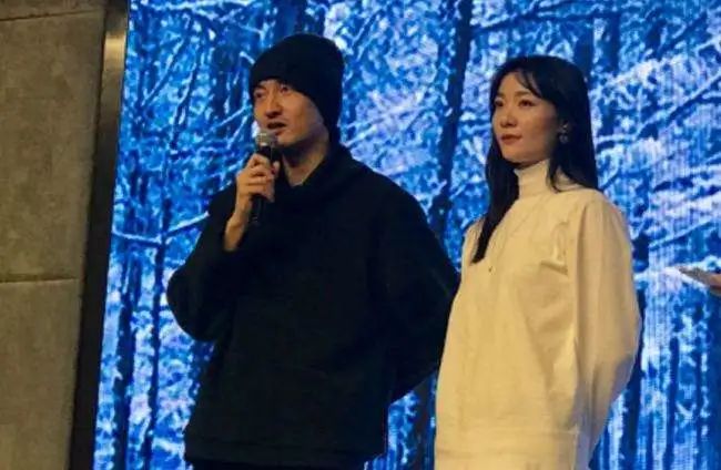 怼章子怡、吻张一山，17岁上春晚35岁离婚，齐溪是怎样一个人？