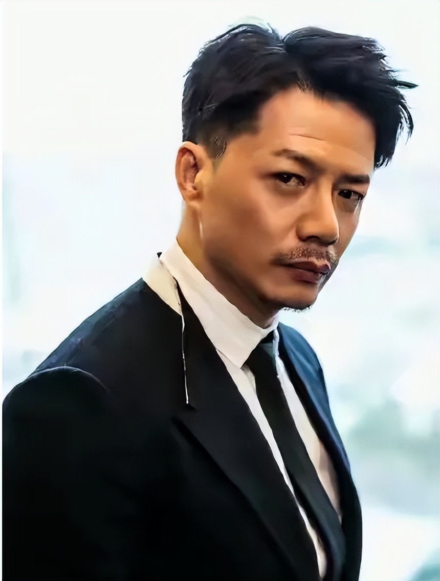 结语:以上这几位男明星真正地诠释了什么叫做"成熟男人的魅力".