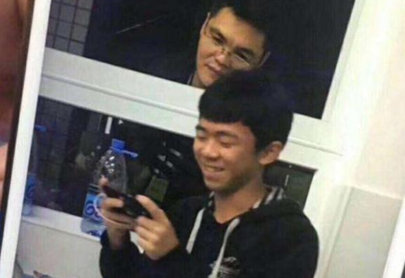 班主任突击查手机，一般人只会扔抽屉里，这波操作才是真正高手