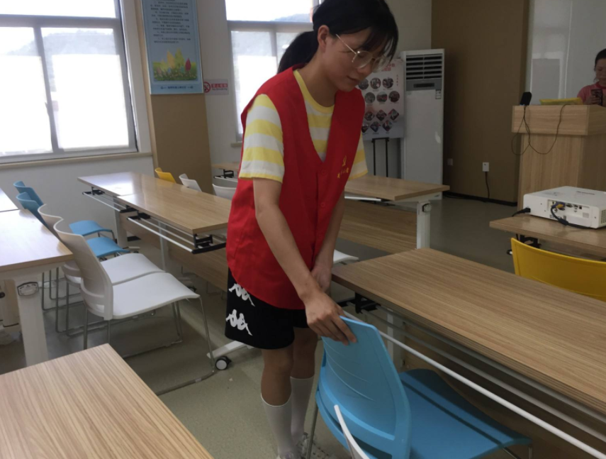 女大学生为了竞选助教，在讲台上跳舞拉票，男生们都不敢直视