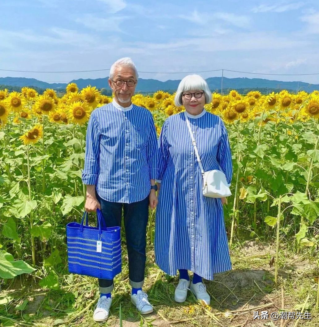 被日本老人的“情侣穿搭”惊艳了！不扮嫩不做作，看着就洋气高级