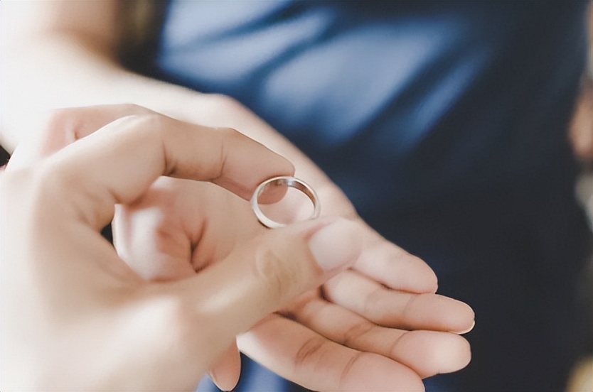 男子起诉离婚，妻子拿出“保婚”协议索赔75万！协议有效吗？判了