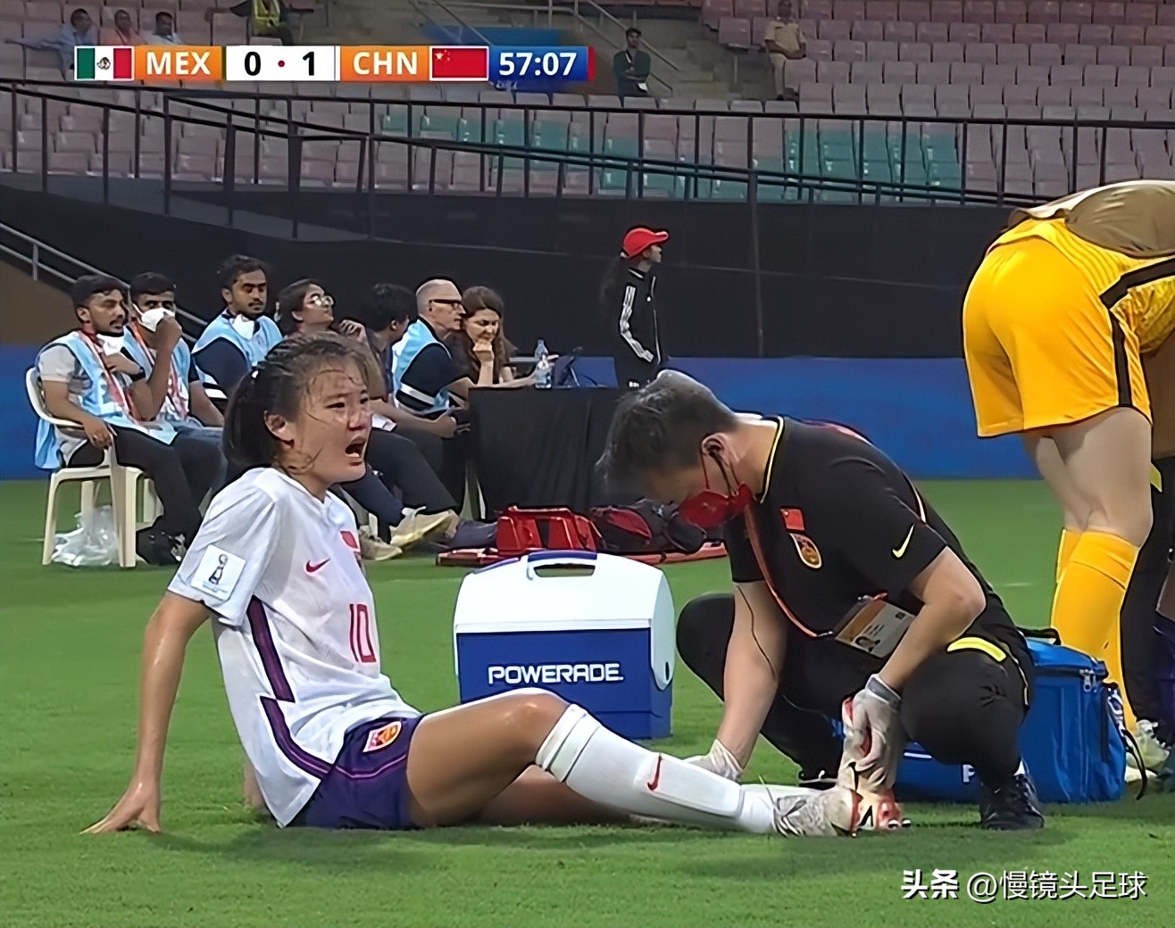 女足世界杯中国中场进球(2-1！中国女足爆冷，世界杯首球 首胜诞生：排名第1，拼到抽筋)