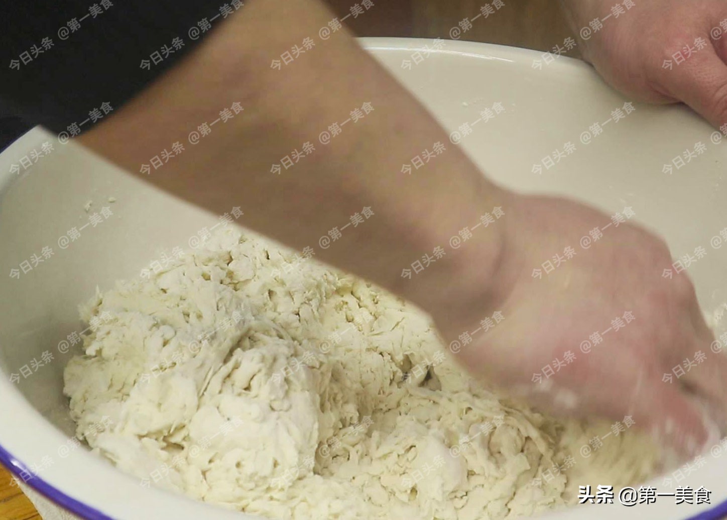 过年蒸包子，冷水上锅、热水上锅区别大了，用对方法包子蓬松暄软