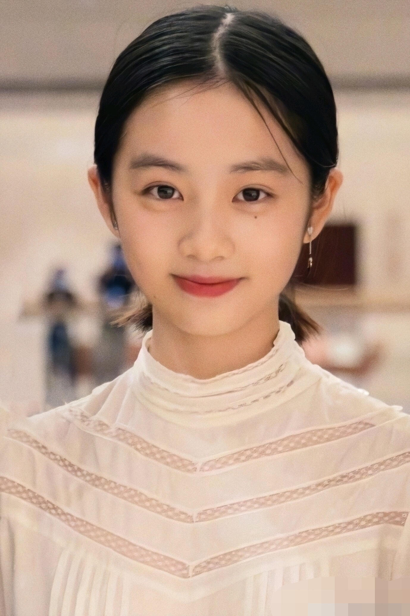 黄磊16岁女儿晒同学合影被骂,仰拍大露事业线,网友:不自爱