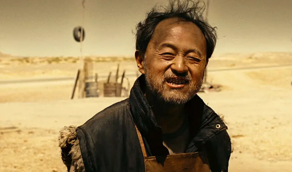 杨新鸣饰演的加油站老板则留下了"攒劲节目"这样的热梗,实事求是讲