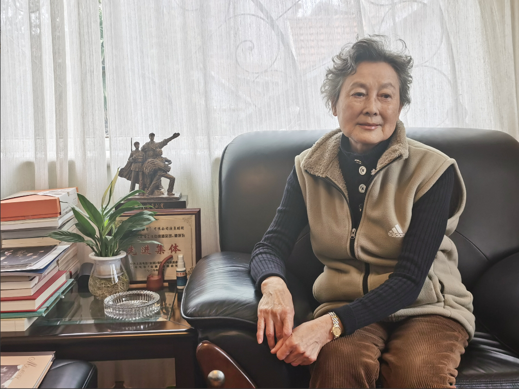 艺术家向梅：与丈夫恩爱一生对他有亏欠，儿子儿媳孝顺，晚年幸福