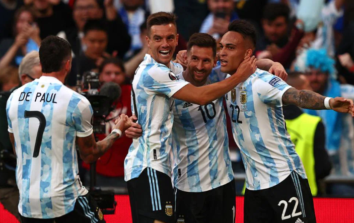 阿根廷队足球(3-0！阿根廷连续34场不败，梅西疯狂虐菜：梅开二度，12场造16球)