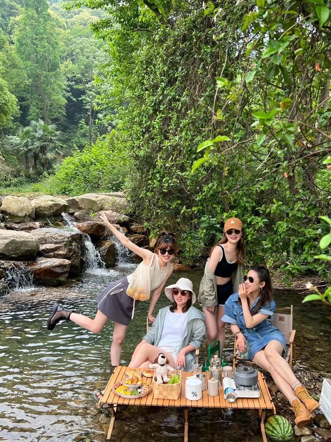 周末聚会穿搭也很讲究！拍照显瘦显白，从姐妹中脱颖而出