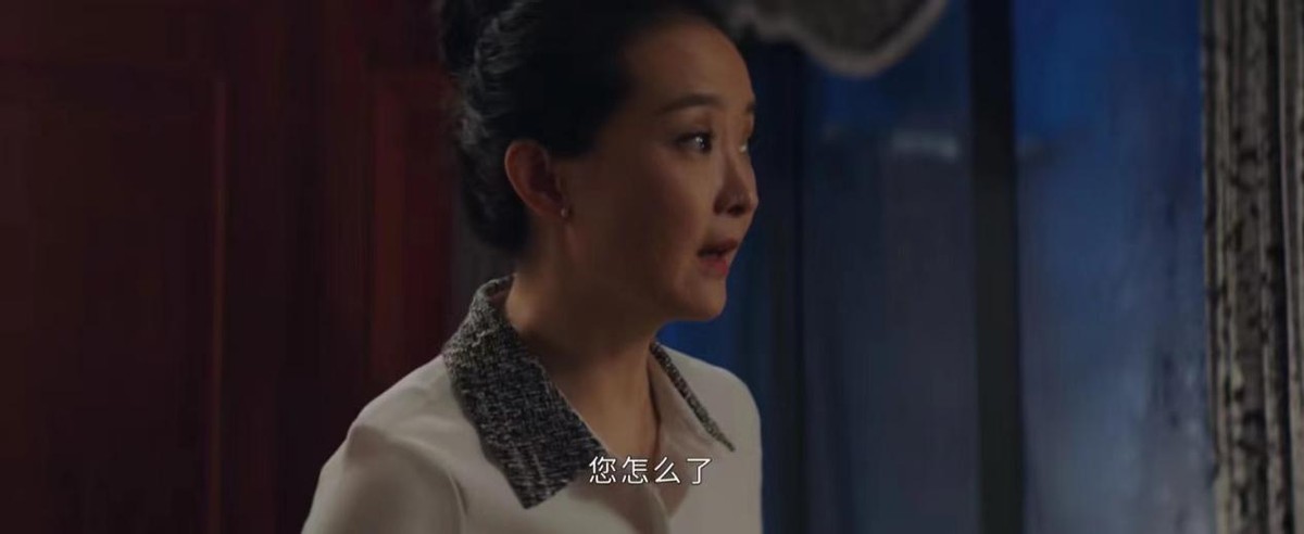 “晴格格”演酒店经理大变样，白衬衫丸子头气质足，49岁风韵犹存