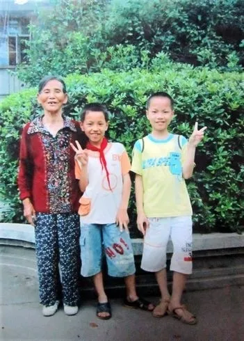 帅小伙和相差61岁的老太太拍婚纱照:这是好人得到的最美回报