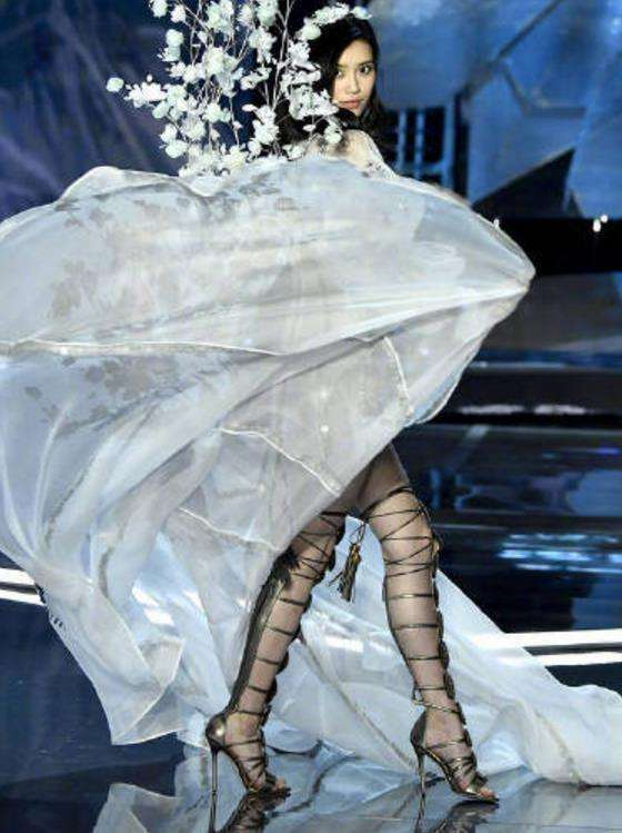 奚梦瑶t台走秀摔倒