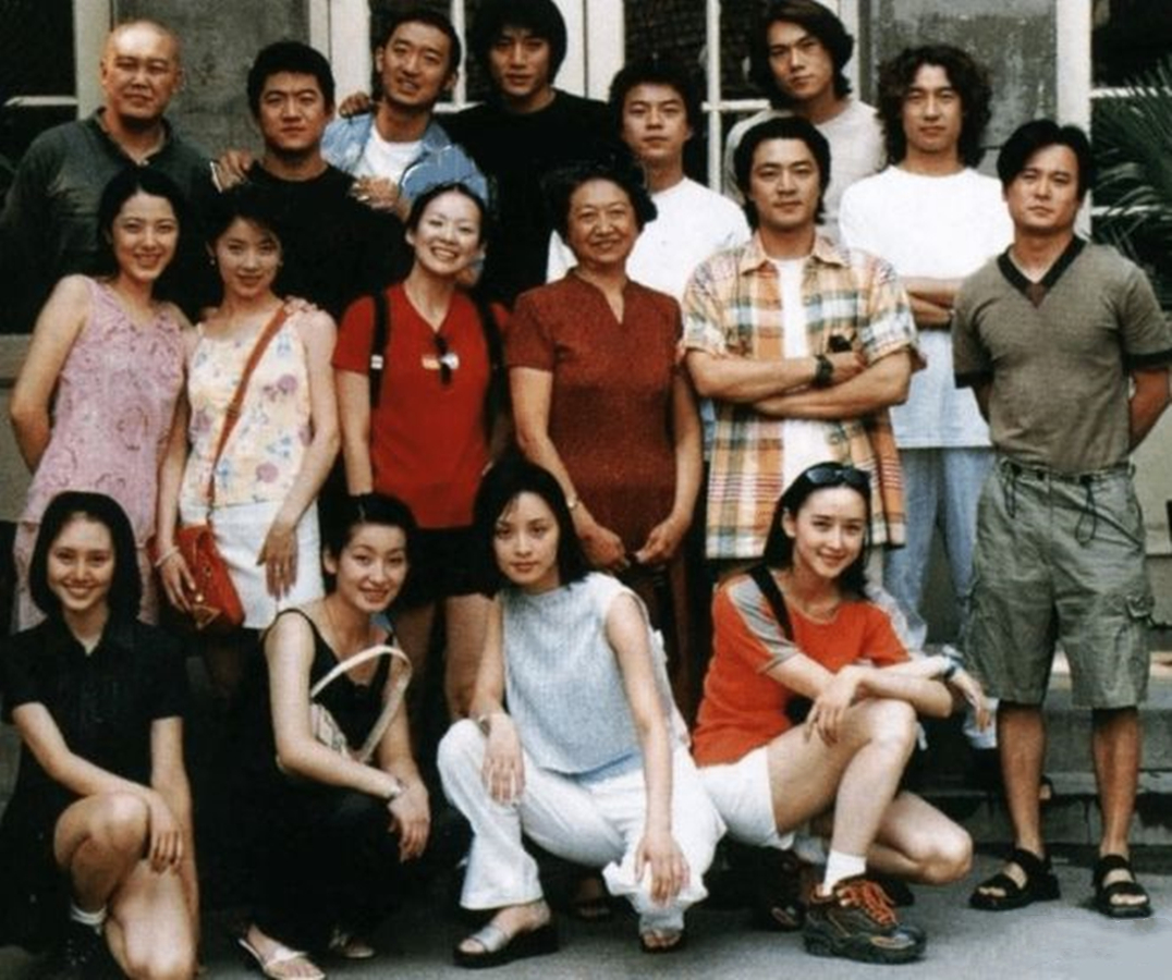 同是中戏96班八大金钗,把章子怡和胡静放在一起,差距就出来了